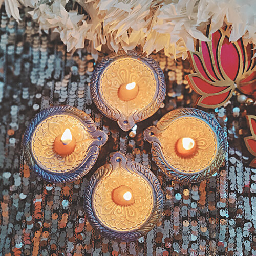 House of Festivals Handcrafted Mitti/Clay Diya - Round, Ice Blue & Gold Colour, Diwali Puja, Traditional, 191x191x38mm, 4 pcs  